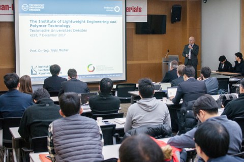 Professor Modler präsentiert den koreanischen Konferenzteilnehmern das Institut für Leichtbau und Kunststofftechnik.