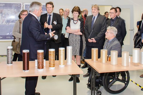 Prof. Jäger explains the scientific work of the RCCF to the guests.
