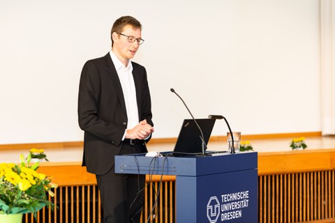 Herr Nils Wieja beim Fachvortrag zu der ausgezeichneten Arbeit anlässlich der Preisverleihung. 