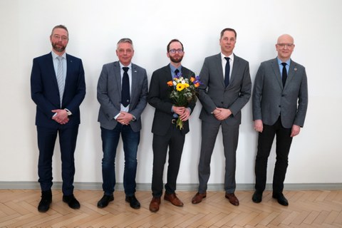 Group photo of doctoral candidate Müller-Pabel and the examination board