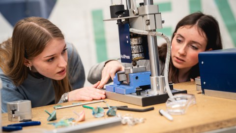 Schüler:innen experimentieren