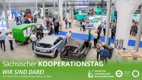 Halle mit Autos, Maschinen und Ausstellern