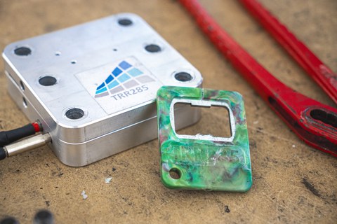 Holding a bottle opener and the corresponding injection mold.