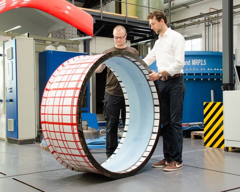 Aufnahme eines Berstschutzrings aus kohlenstofffaserverstärkten Kunststoffen.