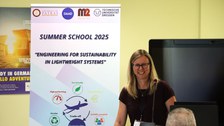 Dr. Anja Winkler im Vortrag. Sie lacht.