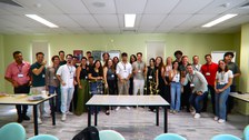 Gruppenfoto von allen Student:innen. Davor stehen die Spaghettitürme auf einem Tisch.
