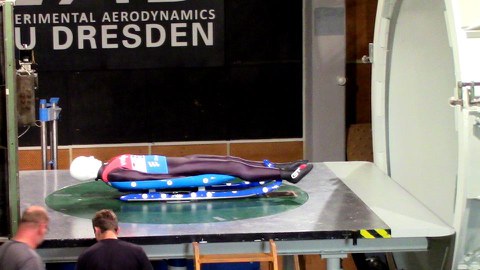 Aerodynamische Widerstandsmessungen mit einer Puppe für Rennschlittenanzüge