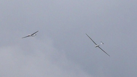 Zwei Gleitflugzeuge im Kreisflug