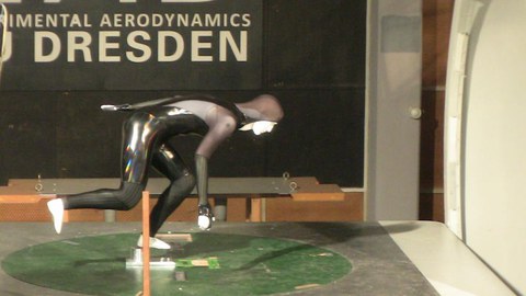 Dummy of a speed skater with a low-resistance suit