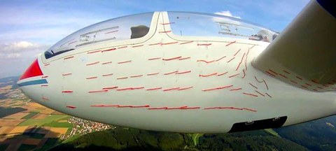 Wollfäden machen die Auswirkung des Tragflügels auf das Strömungsfeld am Vorderrumpf des Flugzeuges deutlich.
