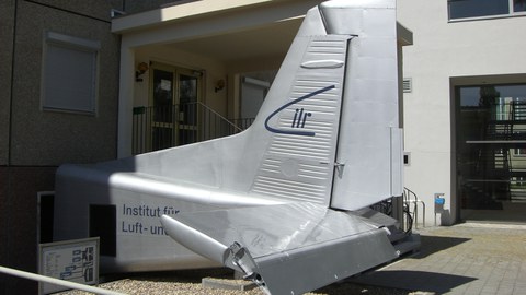 Heck einer Do228 vor den Institutsgebäude