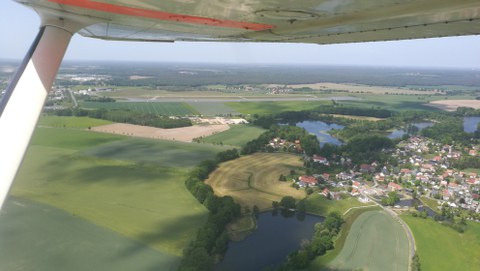 Überführungsflug des Forschungsflugzeugs D-EMWF (26.05.2023): Blick aus dem Cockpit beim Anflug auf den Flugplatz Kamenz (EDCM) als neue Basis