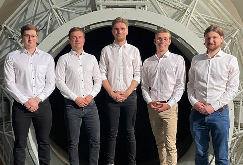 Teamfoto des studentischen Design Challenge Team 2023 der Technischen Universität Dresden (von links nach rechts: Tobias Garsoffke, Felix, Herrmann, Martin Pirags, Karl Kühmstedt, Thijs Daenen)