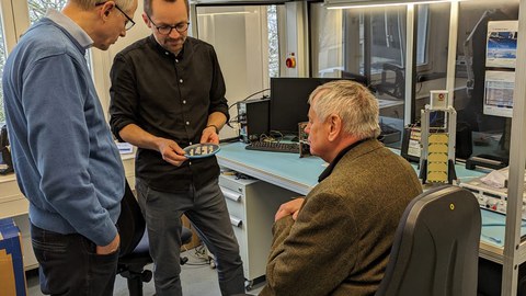 Laborführung:  Dr. Pete Worden, Dr. Tino Schmiel und Dr. Randall Correll (v.r.n.l.) erörtern mögliche Explorationsideen 