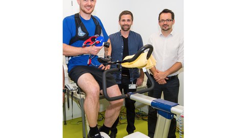Bild ©DLR: Astronaut Alexander Gerst während des Trainings mit MetabolicSpace der TU-Dresden am Europäischen Astronautenzentrum der ESA (v.l.r.: Dr. Alexander Gerst, Christian Schunk, Dr. Tino Schmiel)