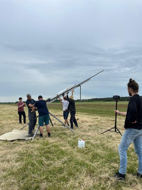 Aufbau der Startrampe mit bereits installierter VEROX-Rakete