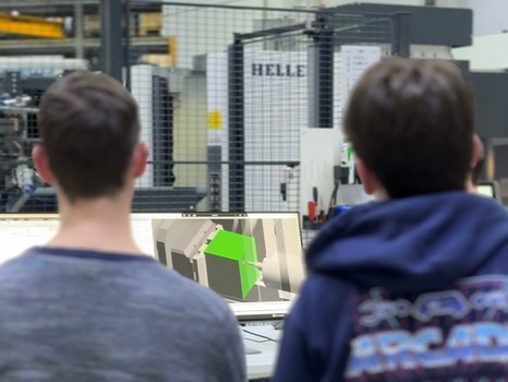 Studierende bei Firmenexkursion