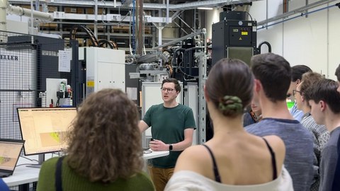 Studierende bei Firmenexkursion