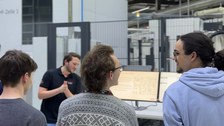 Studierende bei Firmenexkursion