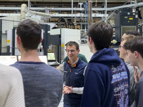 Studierende bei Firmenexkursion