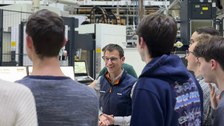 Studierende bei Firmenexkursion