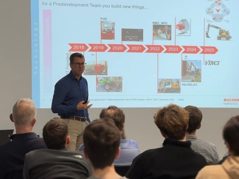 Studierende bei Firmenexkursion