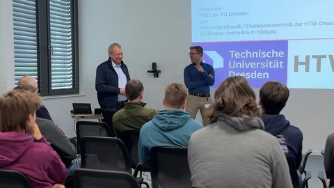 Studierende bei Firmenexkursion
