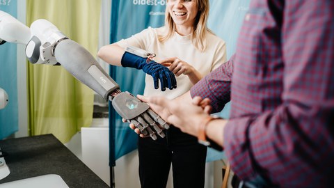 Test of the Ceti glove recognizing the humans hand movement as well as imitation by a robotic hand