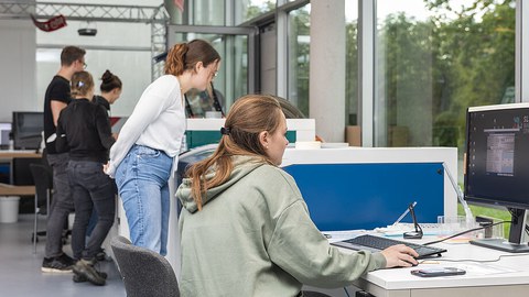 Menschen im Makerspace
