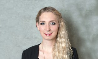 Eva Höfer ...