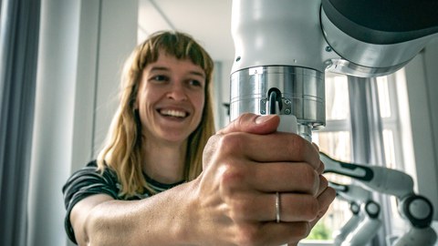 Begeisterte Frau bei der Forschung