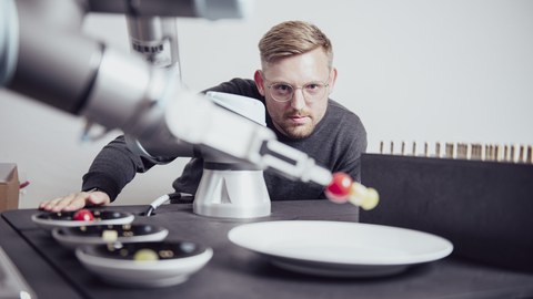 Ein Designforscher beobachtet das Experiment.