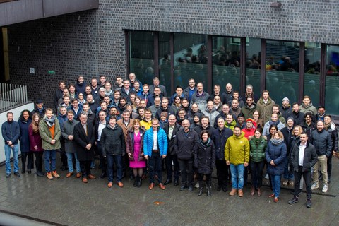 Group photo of the participants in the courtyard of the Fraunhofer EMI in Freiburg