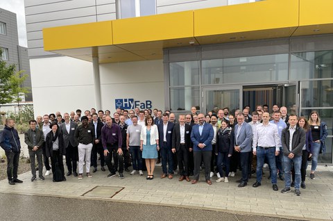 Gruppenbild der Teilnehmenden vor dem HyFAB des ZSW in ULMFreiburg
