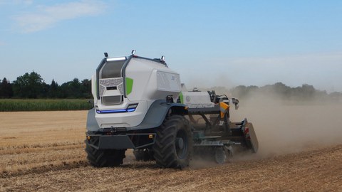 teilautonomer Bodenbearbeitungsroboter "Feldschwarm" fährt auf dem Feld