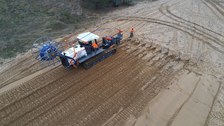 Einpflügen eines Versuchskollektors mit Verlegesystem Kollektorweber