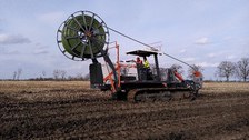Verlegesystem Kollektorweber im Einsatz - maschinelle Erstellung eines Agrothermiekollektors
