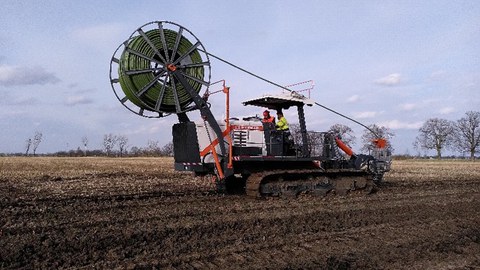 Verlegesystem Kollektorweber im Einsatz - maschinelle Erstellung eines Agrothermiekollektors