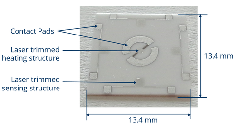 Eine Weiße quadratische Keramik mit einer Seitenlänge von 13.4 mm auf der verschiedene Platinstrukturen aufgebracht sind. In der Mitte befindet sich der Heizer mit Kreisringförmig ausgeführten Kontaktpads. In der Mitte der Seiten befinden sich die Tempera