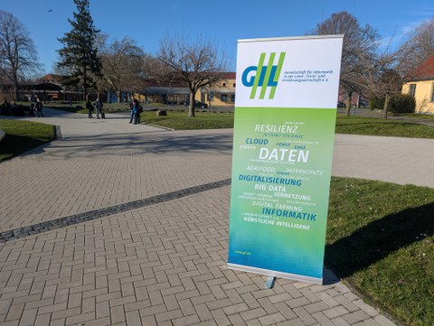 Aufsteller, der auf die GIL-Tagung hinweist