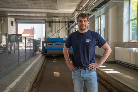 Tür auf - Stefan vor Bodenrinnenwagen.png