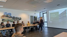 Blick in Schulungsraum mit Studenten bei Firma Krone