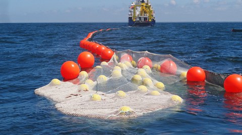 Das Bild zeigt holzfaserbasierte Ölbinder in Netzen bei einer Seeerprobung in der Ostsee