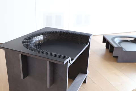 Die Abbildung zeigt die Detailansicht eines entworfenen Sitzmöbels, welcher eine 3D-Sitzschale aufweist, die mit dem entwickelten HolzPaerFormT-Verfahren  hergestellt wurde.