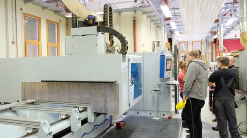 Holztechnik: Praktikum an der CNC-Maschine
