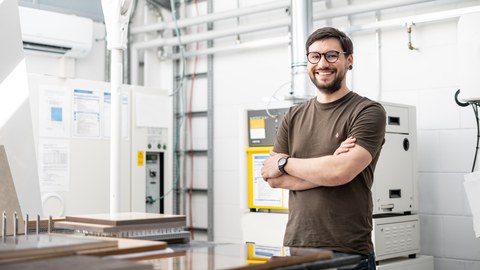 Das Bild zeigt einen braunhaarigen Mann (A. Hoffmeister) vor einer Werkbank