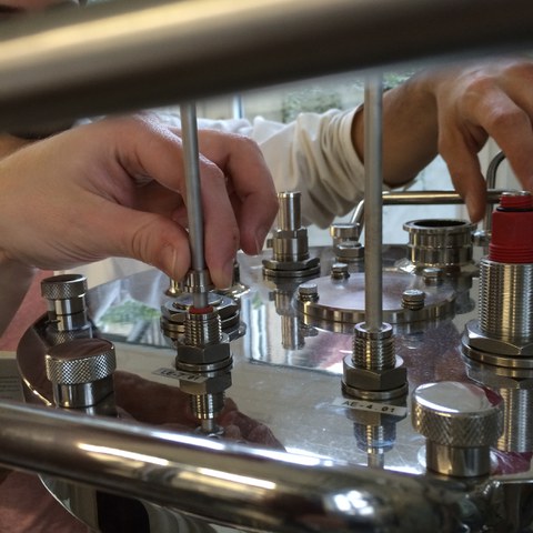Assembly of the bioreactor. Screwing the gas supply.