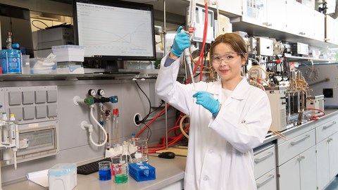  Foto einer Studierenden im Labor des Instituts für Naturstofftechnik. 