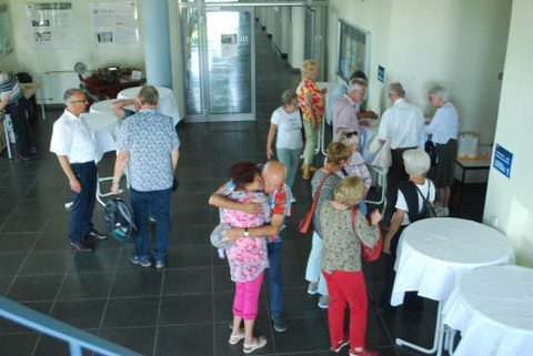 Teilnehmer des Absolventetreffens bei der Erfrishcungspause.