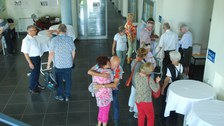 Teilnehmer des Absolventetreffens bei der Erfrishcungspause.